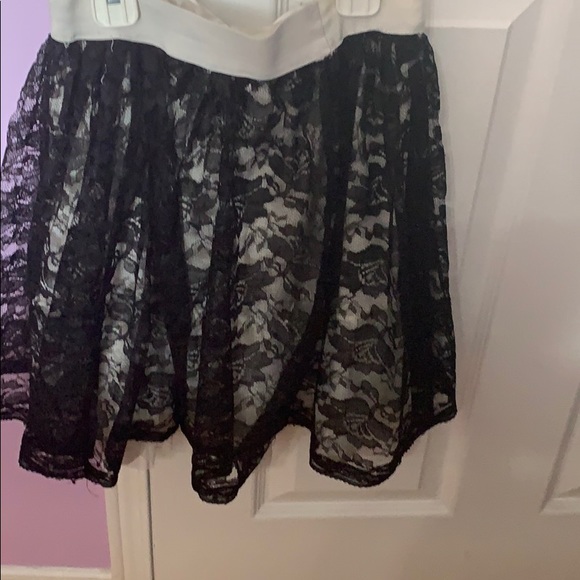 Blacked and white lacy skirt - Picture 4 of 4